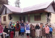 Look, Students Take Classes in Unsafe School Building sans Walls!