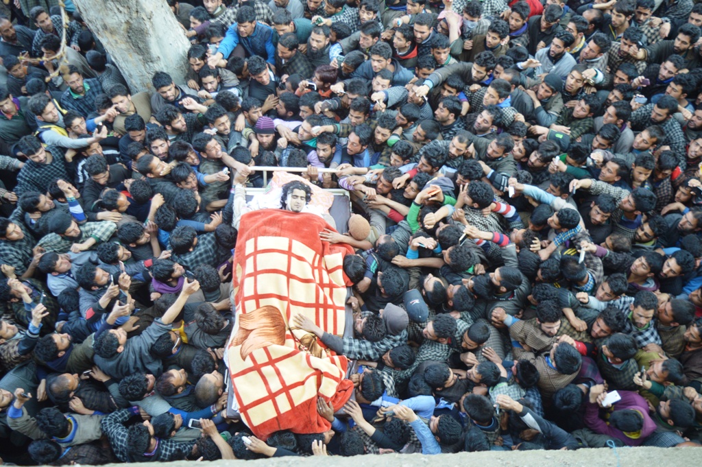 thousands attend funeral of slain militant in qiamoh kulgam (16)