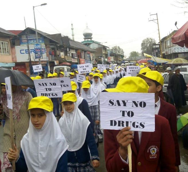 A student rally against the drug addiction in Sopore