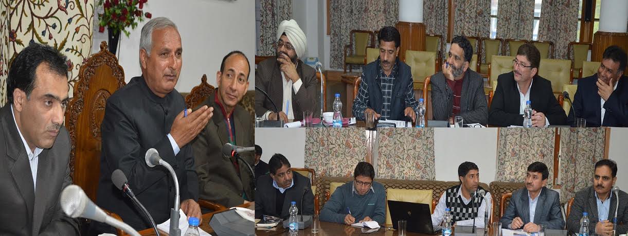 PWD Minister A R Veeri chairing JKPCC meeting i Srinagar on April 17, 2016.