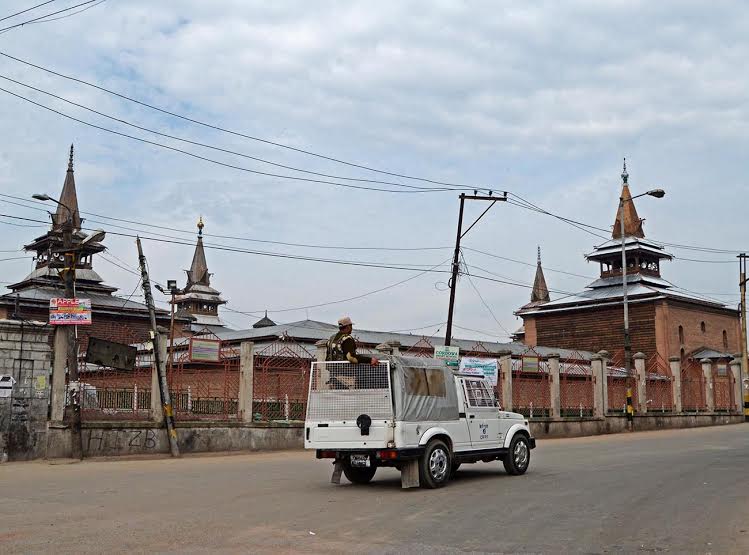 Curfewed area around Jamia Masjid Nowhatta, Srinagar, on April 15, 2016 in. People were disallowed to offer mandatory Friday congregational prayers today in the Masjid. (KL Image: Bilal Bahadur)