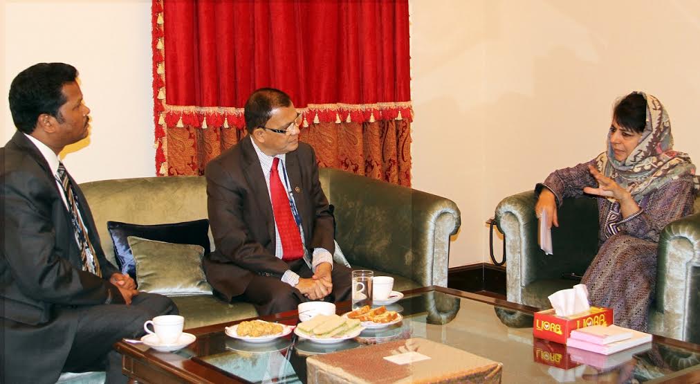 Dy RBI Gov with CM Mehbooba Mufti on April 25, 2016