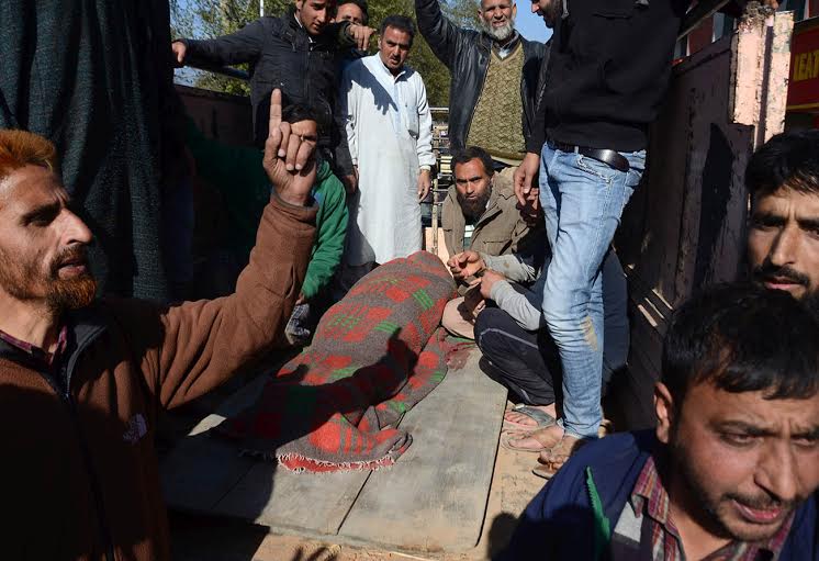 The dead body was brought to press colony by the bereaved family and locals of Mochuwa on April 12, 2016. (KL Image: Bilal Bahadur)