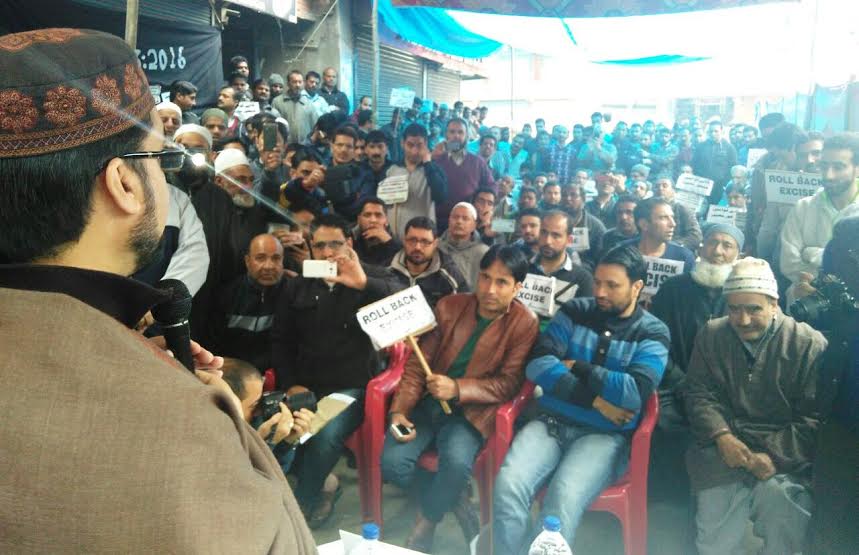 Mirwaiz Umar Farooq addressing protesting goldsmith in Saraf Kadal in Srinagar.