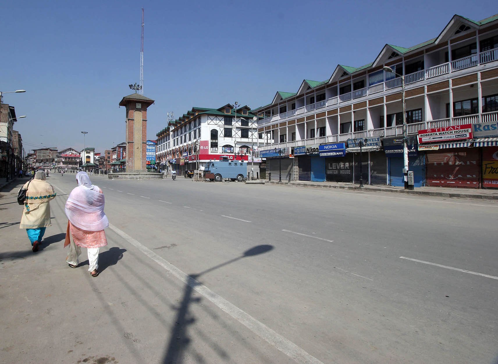 Deserted Lal Chowk in Srinagar, as all shops and business establishments shut during a general strike called by All Party Hurriyat Conference on Thursday. (KL Image: Bilal Bahadur)