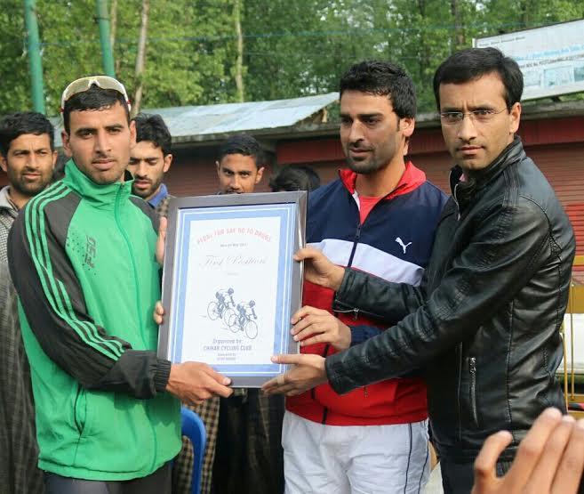 Rifat Abdullah giving away prize to Kashmir's International cyclist, Akbar Khan