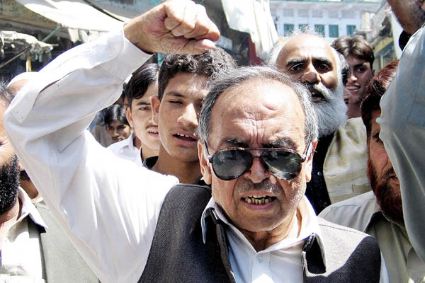 Chairman of the Pakistani-controlled Kashmir party Jammu Kashmir Liberation Front (JKLF), Amanullah Khan (C), shouts slogans during a protest rally in Muzaffarabad, 04 September 2004, against alleged "conspiracies" aimed at dividing the disputed Himalayan region of Kashmir. JKLF stands for a full independence of Kashmir from both India and Pakistan whose foreign ministers, respectively Natwar Singh and Khurshid Mahmud Kasuri, will meet 05 and 06 September in New Delhi for the first ministerial-level talks on Kashmir in three years. AFP PHOTO / AFP PHOTO / STR