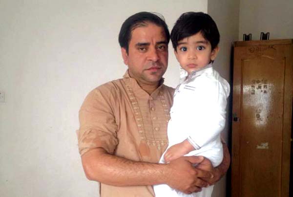 Bashir-Mir-with-his-son,-died-in-a-road-accident-with-other-3-family-members-after-performing-Umrah