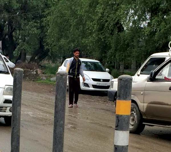 Boy-Manages-Traffic-at-Pandrethan