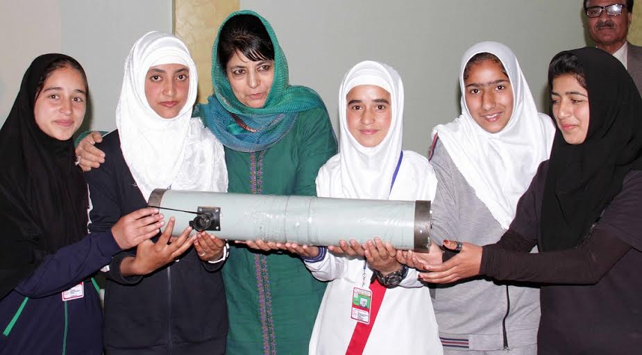 CM Mehbooba Mufti presenting a telescope to students at KU on May 09, 2016.