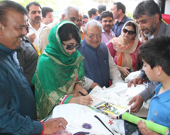 CM Mehbooba Mufti with Union MSME Minister at Kashmir Haat on May 07, 2016