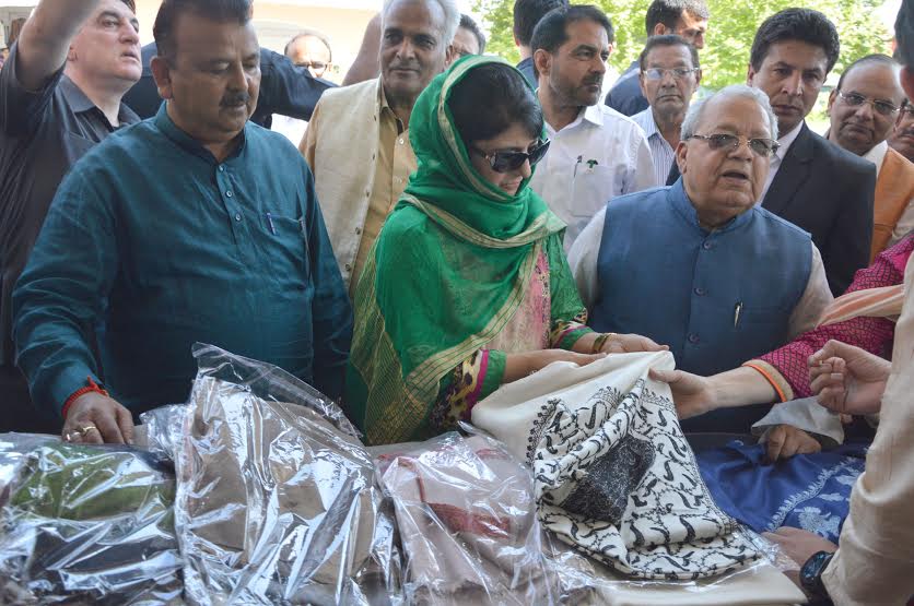 CM Mehbooba Mufti with Union MSME Minister on May 08, 2016 at Kashmir Haat