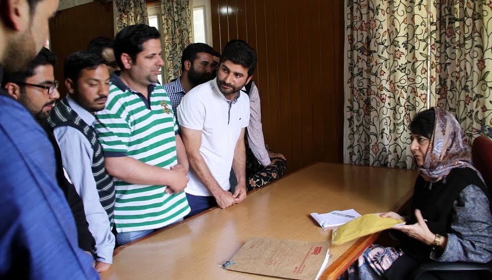 CM Mehbooba with Youth of Valley on May 07, 2016 at Srinagar banquet hall 2
