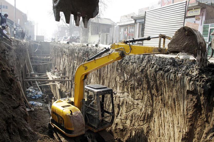 When summers come and people plan things, traffic plays spoil spot as much time is consumed due to construction work on city roads. (KL file Image: Bilal Bahadur)