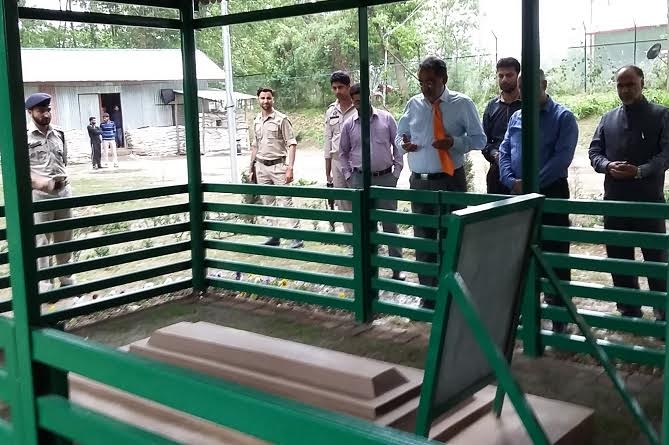 Dr Haseeb A Drabu offering 'Fateha' at late Mufti Mohammad Sayeed's Grave on May 12, 2016.