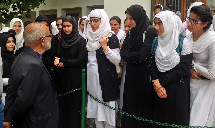 Edu Min Naeem Akhtar interacting with Women's College students on May 03, 2016