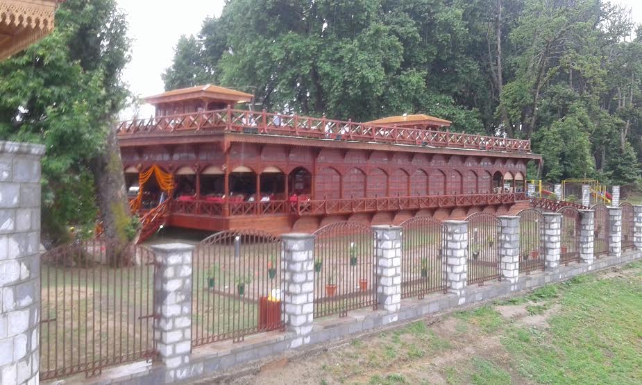 Food Court designed in a traditional Houseboat on Rajbagh side of river Jhelum. (KL Image: Riyaz Ul Khaliq)
