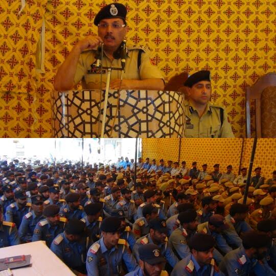 IG Traffic lecturing traffic cops in Srinagar on May 08, 2016.
