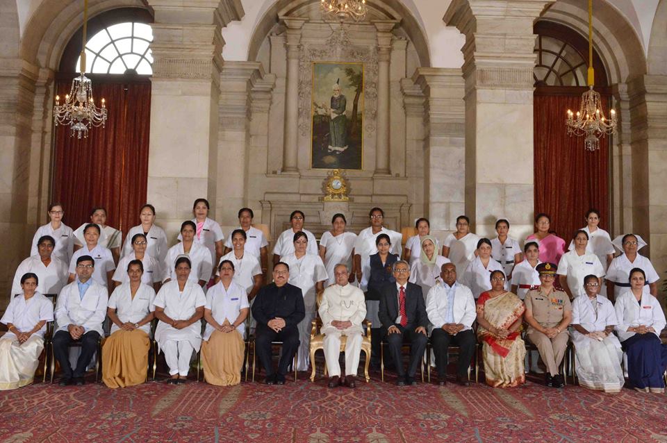 The group photo of Nurses from across India which was uploaded on official Facebook page of President of India. (KL Image: Downlaoded on May 12, 2016 @ 04: 17 PM)