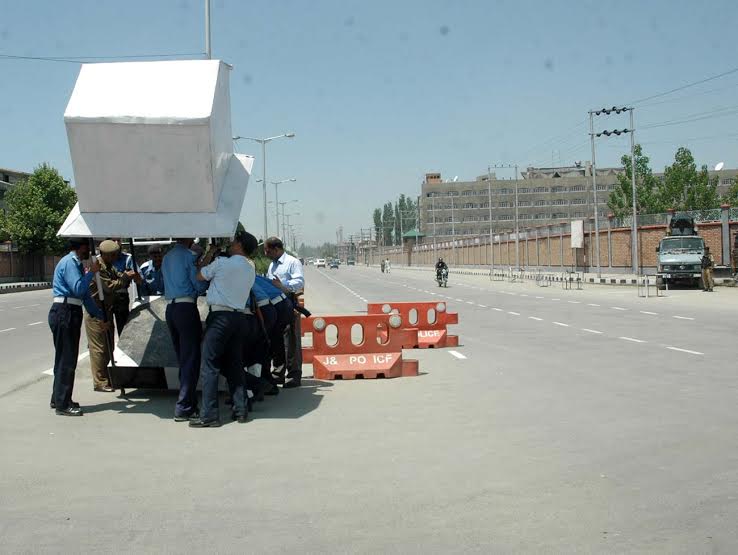 A battalion of police is need of the hour to manage the traffic in summer capital. (KL file Image: Bilal Bahadur)