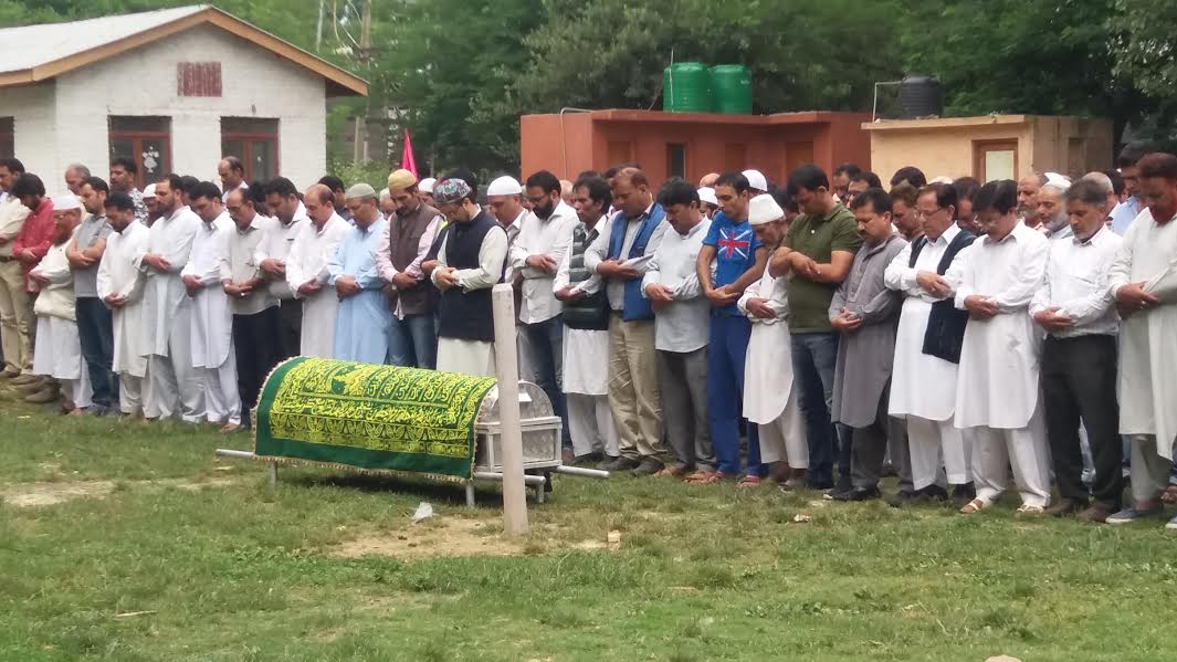 Mirwaiz leads funeral prayers of Yusuf Jameels mother