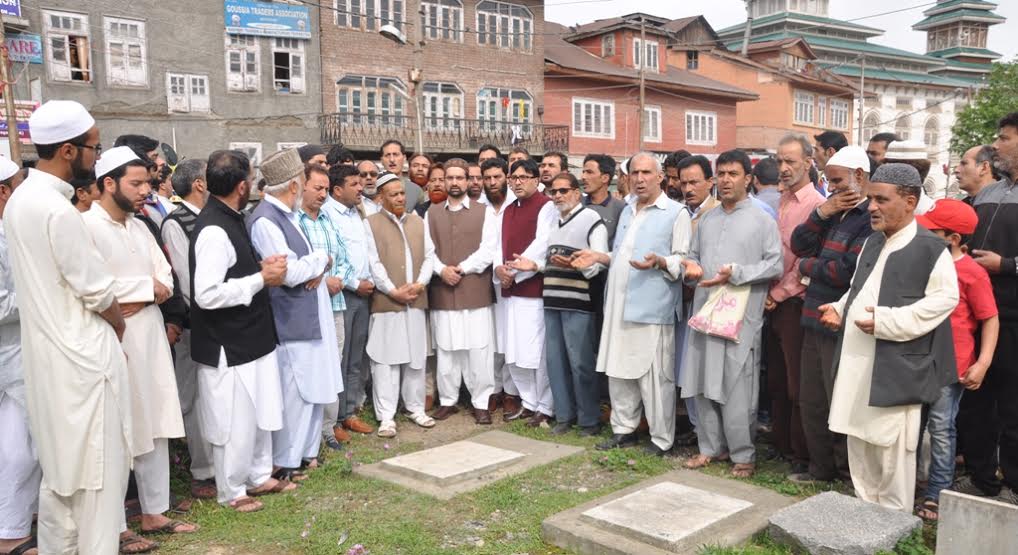 Mirwiaz Umar Farooq paying tributes to Hawal Martyrs on May 14, 2016