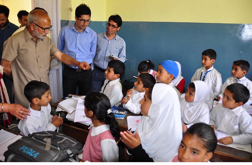 Edu Min Naeem Akhtar interacting with students in Srinagar on May 10, 2016