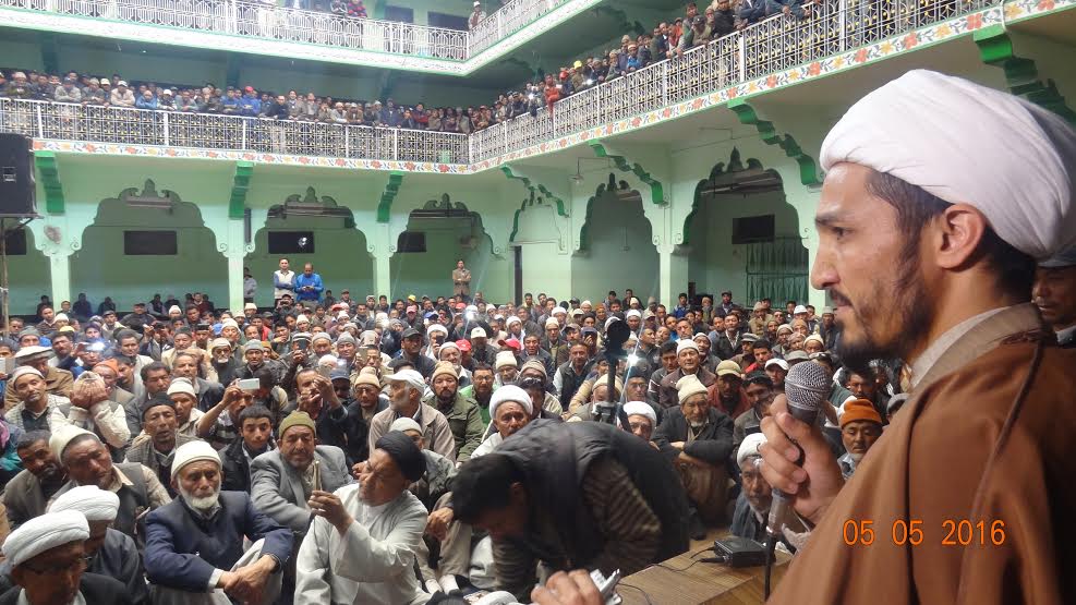 Sheikh Nazir Ul Mehdi Mohammadi addressing his supporters in Kargil on May 05, 2016.