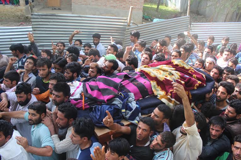 Mourners carry body of slain Altaf Ahmad. KL Images: Mohammad Abu Bakr