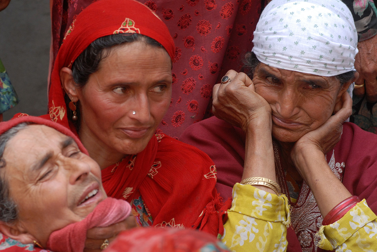 Mourning relatives of the ASI Bashir Ahmad. 