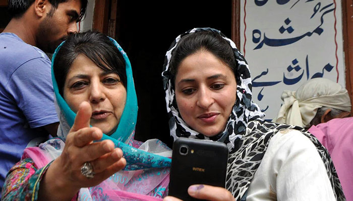 Mehbooba-Mufti-in-Islamabad-selfie