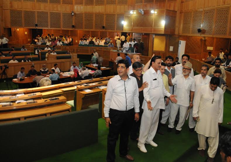 Entire Opposition walked out of the Lower House against government's move to send Land Transfer Bill to Select Committee.