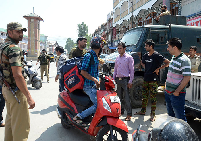SoG--frisking-Lal-chowk