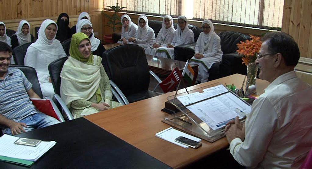Students with Speaker