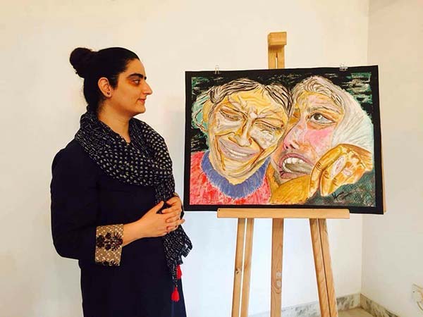 Uzma-Nawchoo-with-her-artwork