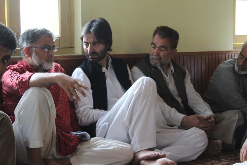 Yasin Malik with the family members of slain Tanveer Sultan