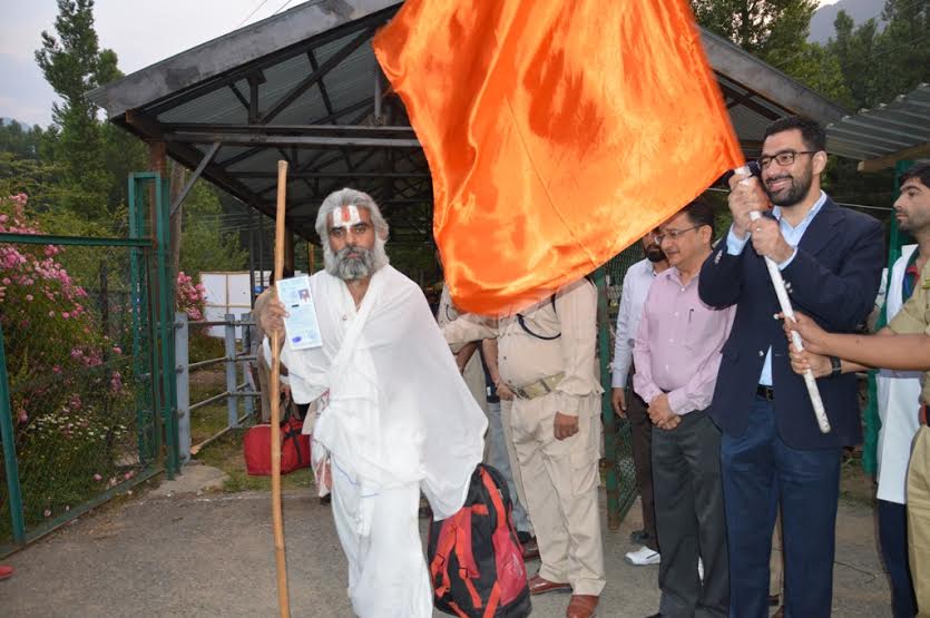 DC Islamabad, Syed Abid Rashid, flagged off Yatris from Pahalgam on Saturday morning. (KL Images: Shah Hilal)