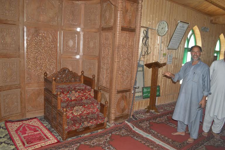 Locals of Batamaloo alleged that police took out PA system of Ziarat Batmaloo Sahib. (KL Image: Mehraj Bhat)