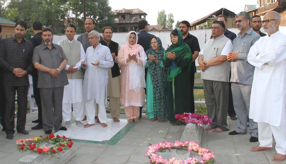 CM Praying at Naqushbandh Sahib