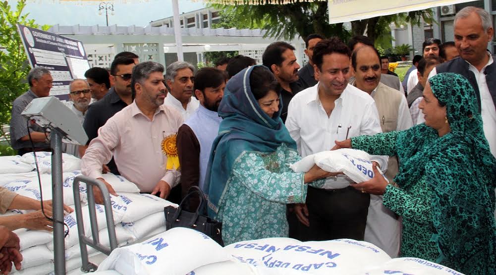 CM distributing rice