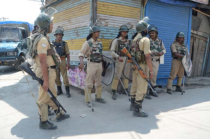 CRP-on-alert-during-curfew-in-Srinagar