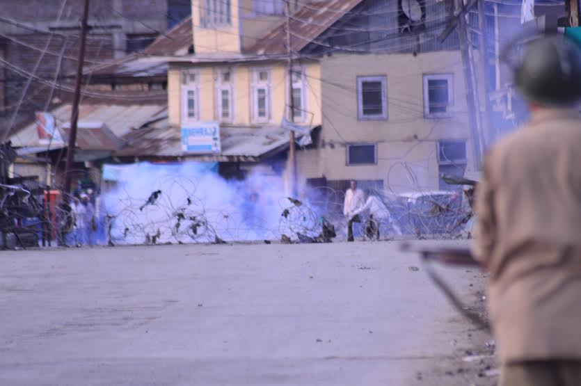 Clashes erupted in Baramulla on July 28, 2016 between protestors and forces. (KL Image: Eeshan Peer)