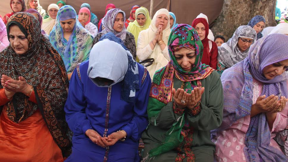 Meanwhile, CM Ms Mehbooba Mufti joined thousands of faithful at Dargah Hazratbal where she offered Eid-ul-Fitr prayers. (KL Image: Information Department)