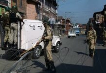 #Day21: Police Arrest Geelani, Mirwaiz As The Duo Start Jamia Masjid March