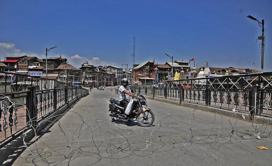 Kashmir is under strict curfew on 14th consecutive day on July 22, 2016. (KL Image: Bilal Bahadur)