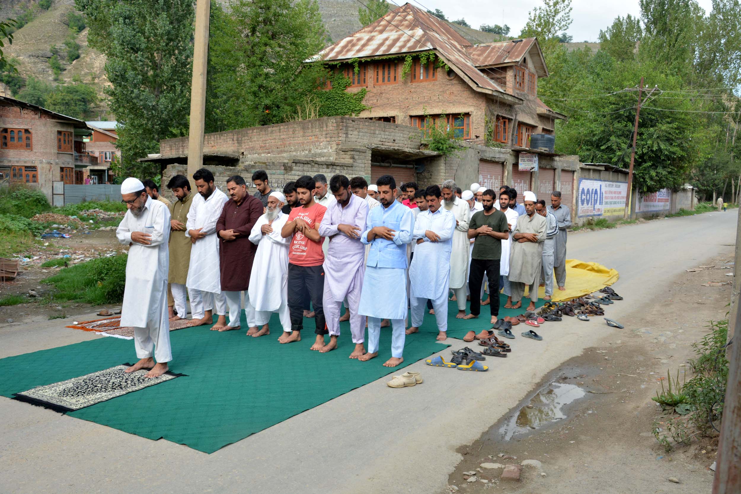 People offering Asar prayers in south Kashmir. Pic: Shah Hilal 