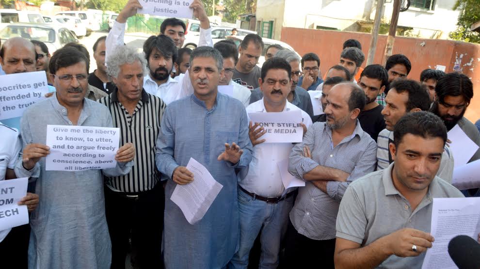 Kashmir based editors/owners of Newspapers held a protest demonstration in Mushtaq Ali Enclave on Tuesday. (KL Image: Bilal Bahadur)