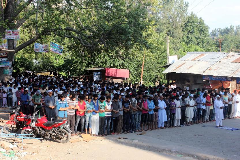 People offering 'Asr' Namaz on a road in Kanelwan area of South Kashmir. (KL Image: Shah Hilal)