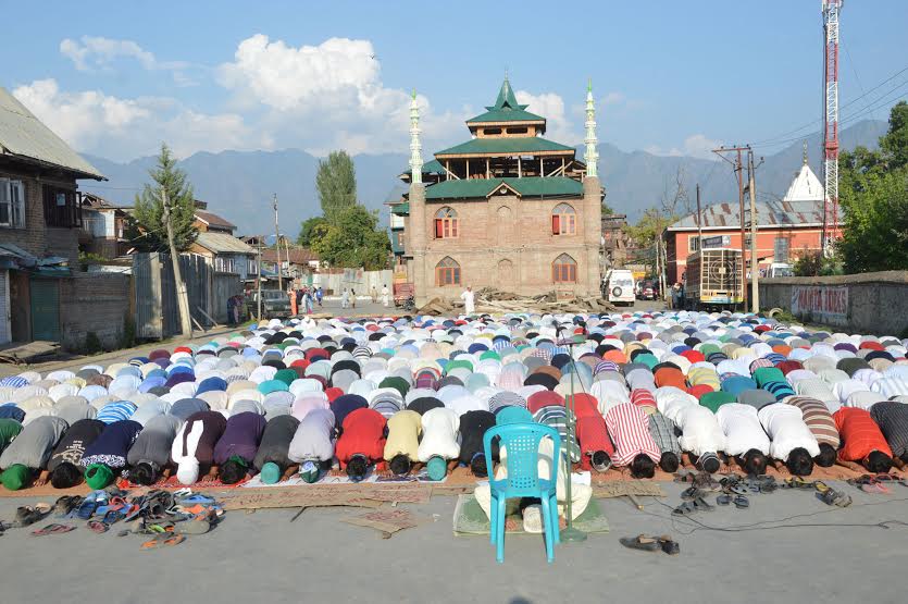 Namaz on Roads at Rainawari on July 31, 2016