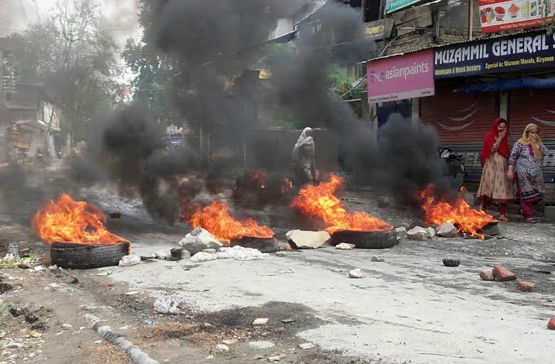 Clashes erupted in uptown Nowgam on Thursday and protestors burnt down tyres on roads. (KL Image: Bilal Bahadur)